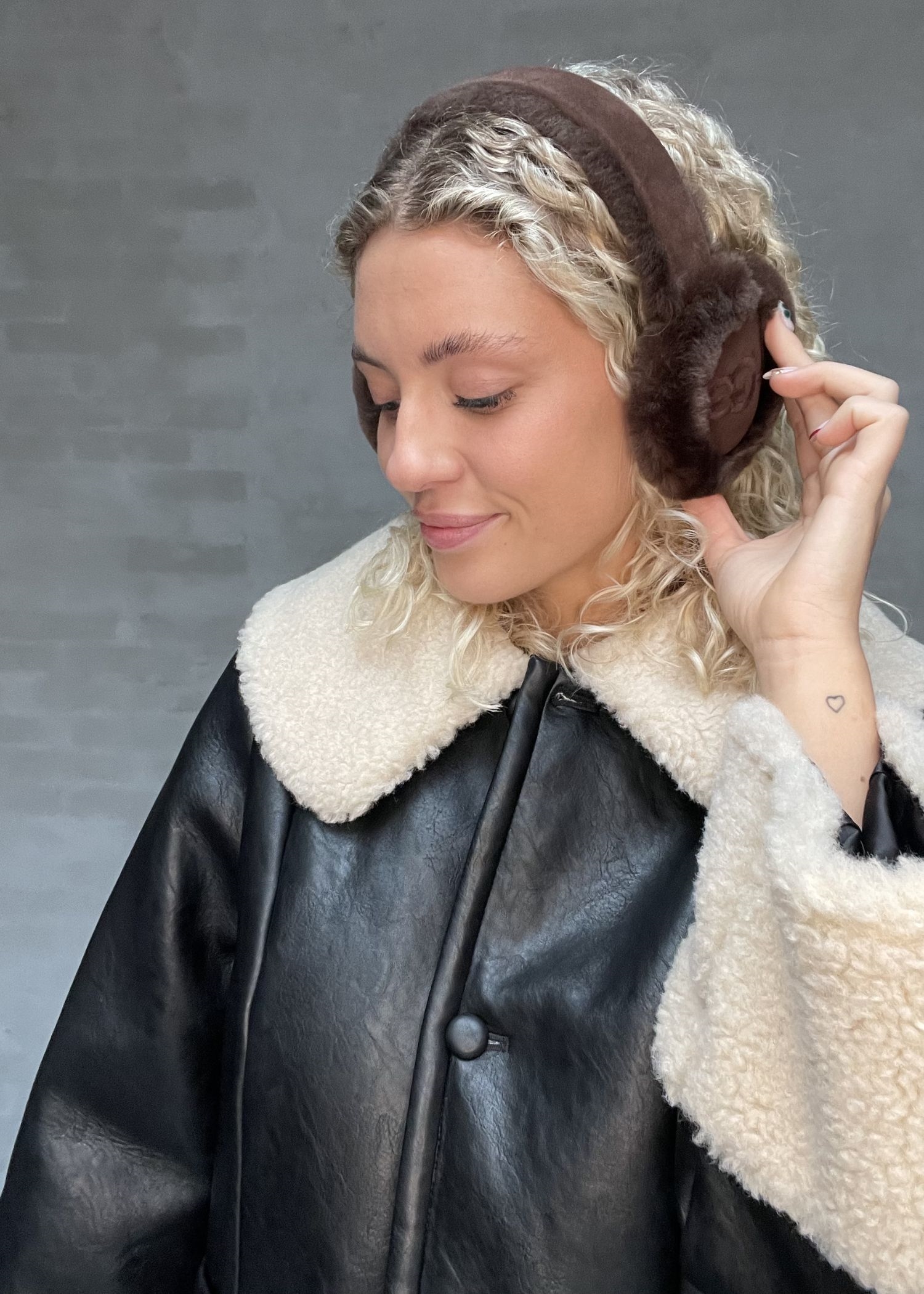 【アグ】(W) UGG Embroidered Logo Earmuff Burnt Cedar W) UGG Embroidered Logo Earmuff Burnt Cedar | eBay